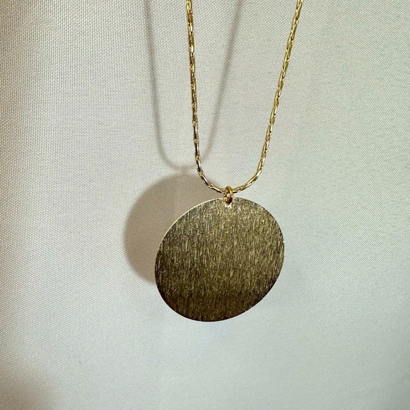 C. Gold Tone Necklace Chain With Circle Round Pendant Locket 16.5 inches Long - Picture 1 of 9
